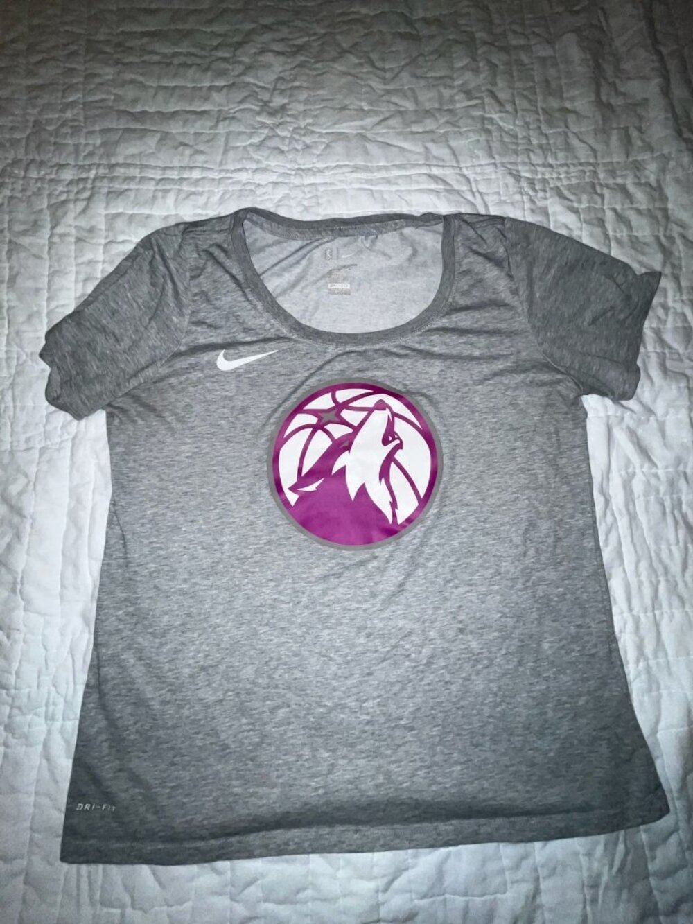 Nike Womens Gray Dri-FIT T-Shirt With Purple Wolf Basketball Logo Size M